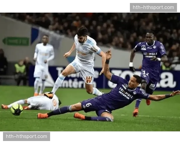 图卢兹采用5-4-1铁桶阵应对巴黎，区域防守卡位限制渗透